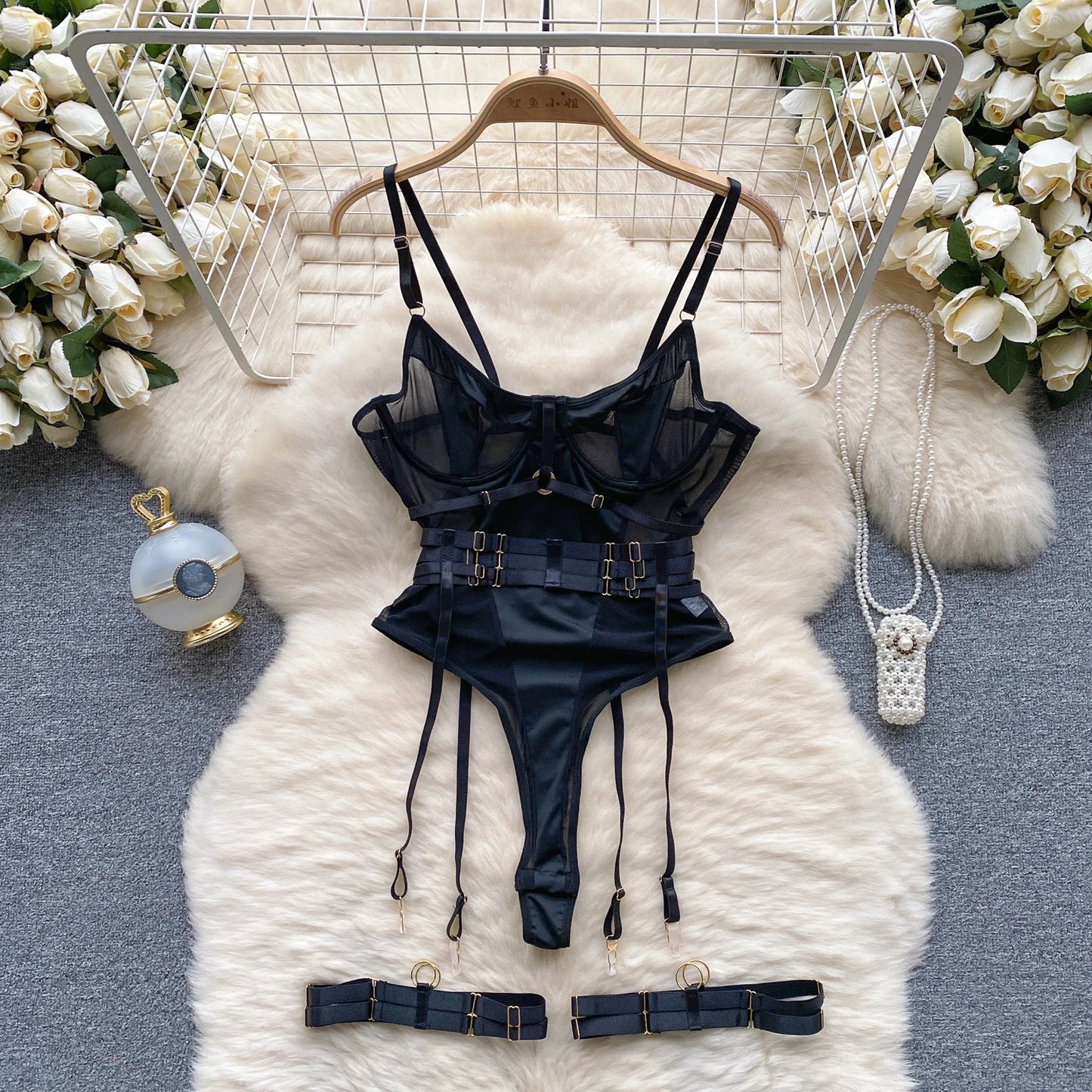 LINGERIE vintage mais desejado do verão chegou! Com recortes patchwork, detalhes em argolas e faixas nas pernas, essa peça é puro poder e estilo.