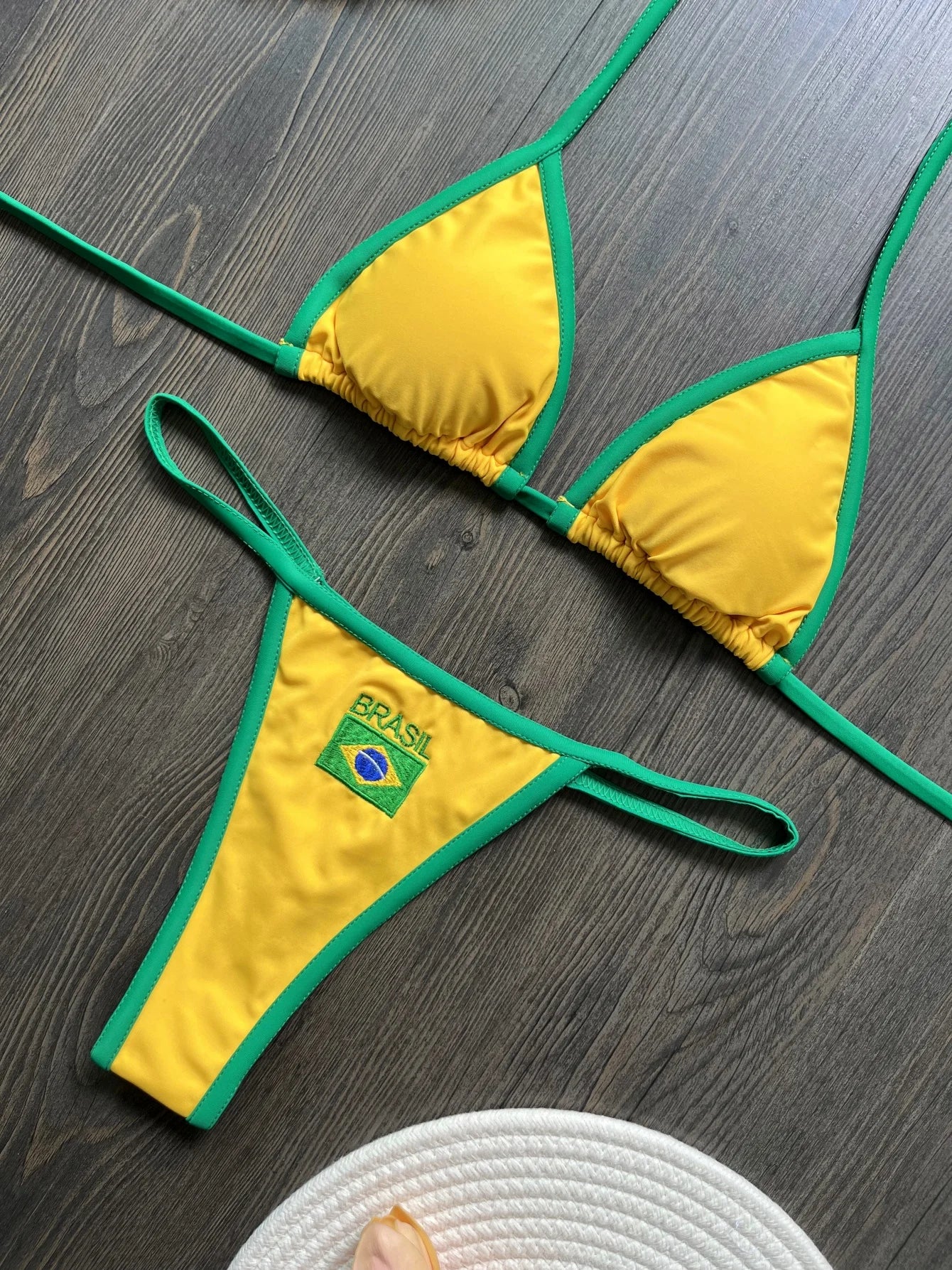 Biquíni Brasil Sexy – Conjunto Bordado com Bandeira + Recortes Contrastantes