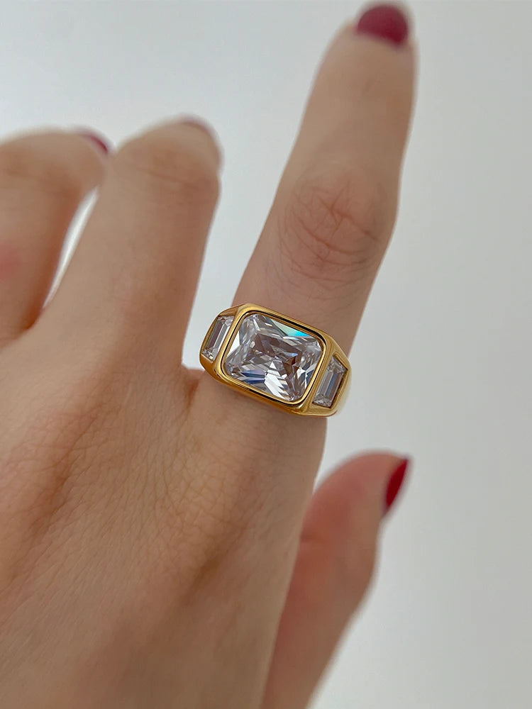 Anel Feminino de Titânio com Ouro 18K – Design Geométrico e Strass