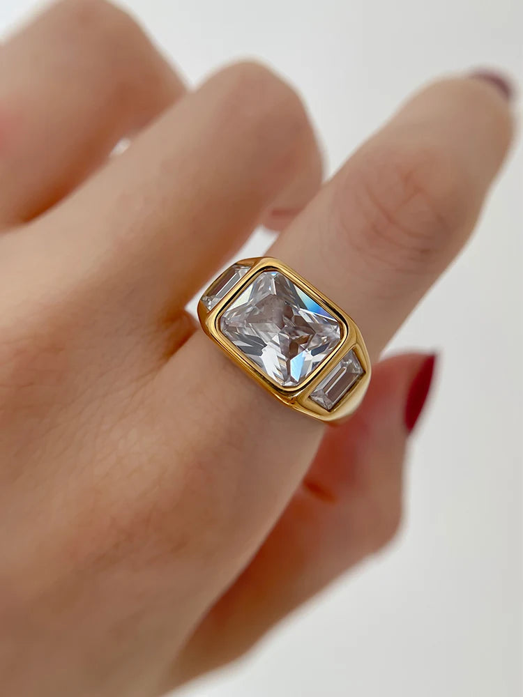 Anel Feminino de Titânio com Ouro 18K – Design Geométrico e Strass