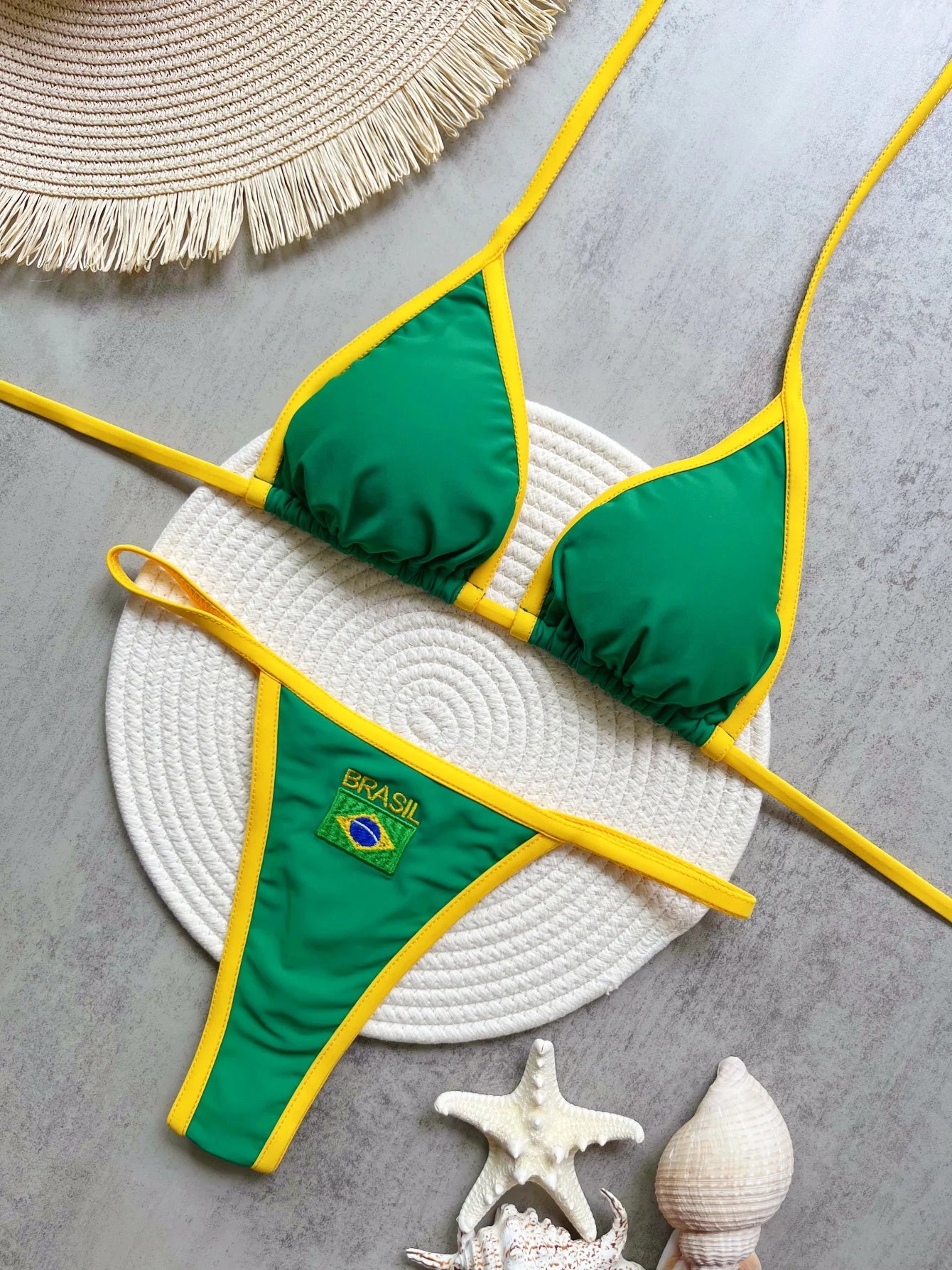 Biquíni Brasil Sexy – Conjunto Bordado com Bandeira + Recortes Contrastantes