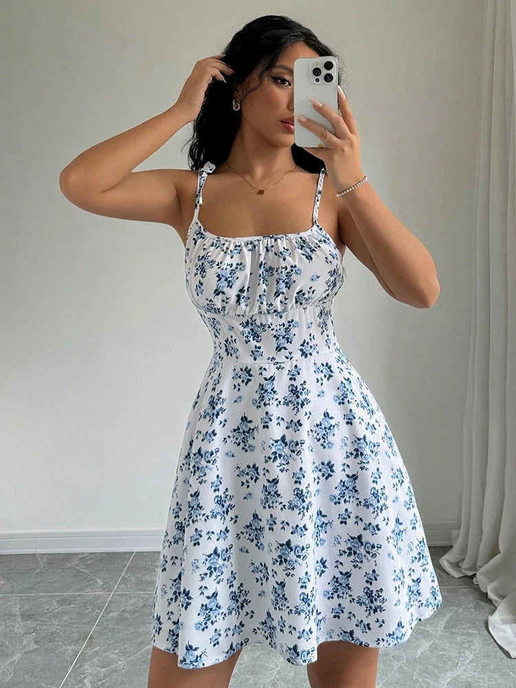 Vestido Curto de Praia Feminino – Alças Finas, Estampa Floral e Estilo Verão