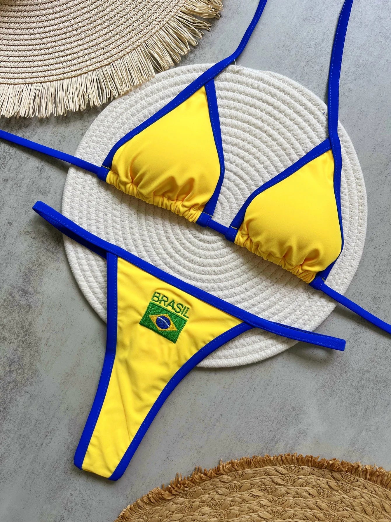Biquíni Brasil Sexy – Conjunto Bordado com Bandeira + Recortes Contrastantes