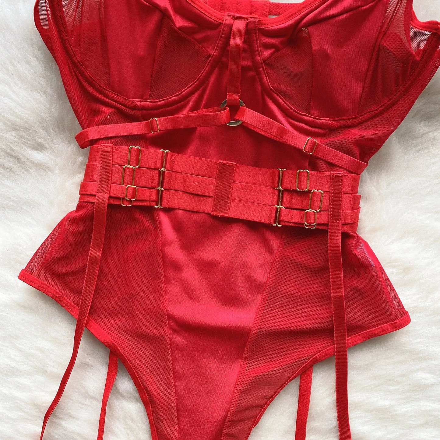 LINGERIE vintage mais desejado do verão chegou! Com recortes patchwork, detalhes em argolas e faixas nas pernas, essa peça é puro poder e estilo.